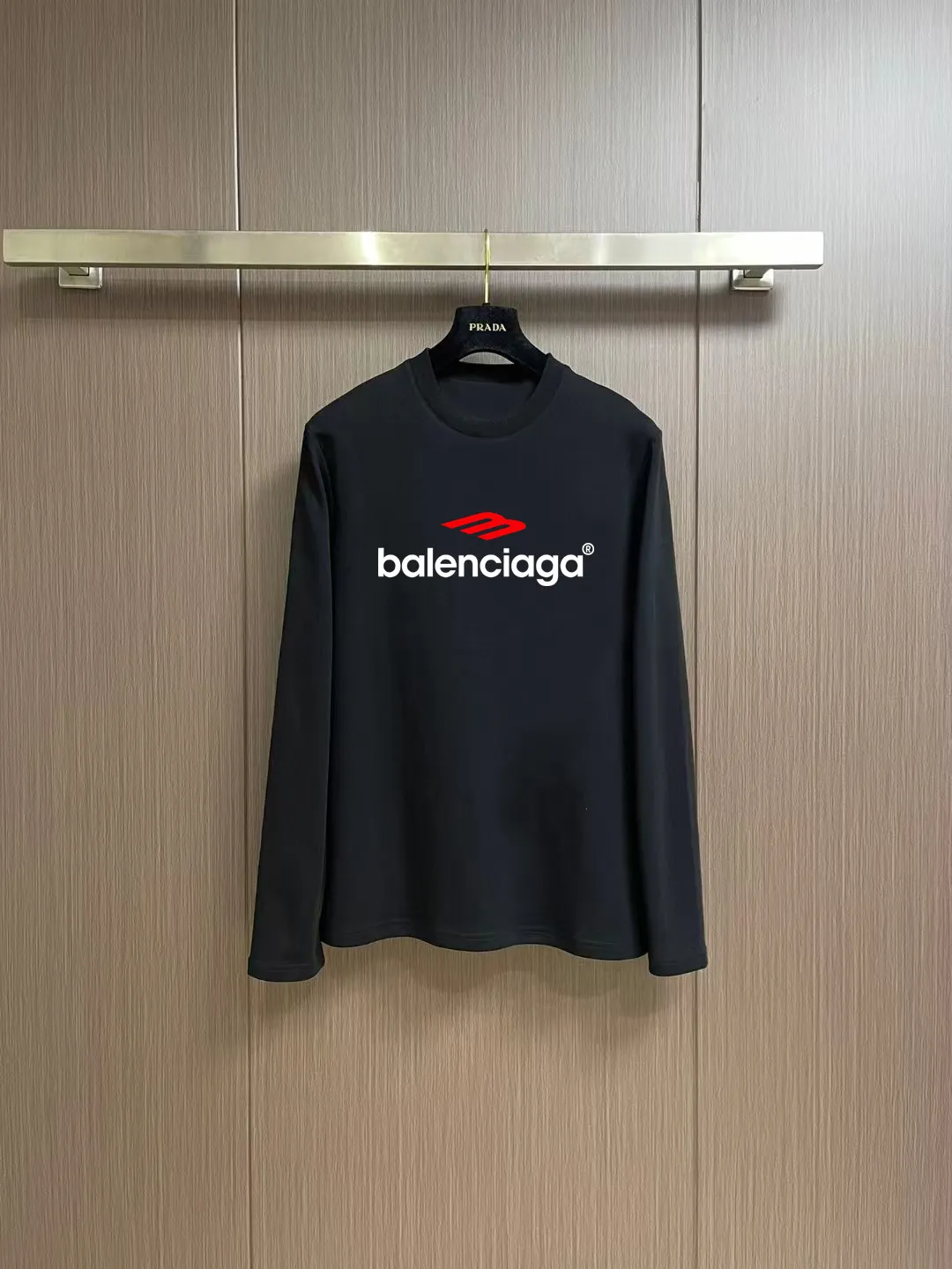 "𝙉𝙚𝙬🤍🖤 Balenciaga" 2026 Autumn and Winter Counter New Arrival Fashionable and casual bottoming shirt, long-sleeved T-shirt, made of high-density pure cotton fabric with exquisite original logo. It has both comfort and breathability, and is extremely soft. It is very handsome whether worn alone or as an inner layer. It conforms to men’s practical dressing habits and pursues luxury, noble and elegant style, creating extraordinary men’s taste. The visual effect is very good, the grade is very high, simple and fashionable, and it is a must-have choice for leisure and business! Color: White Black Sizes: S M L